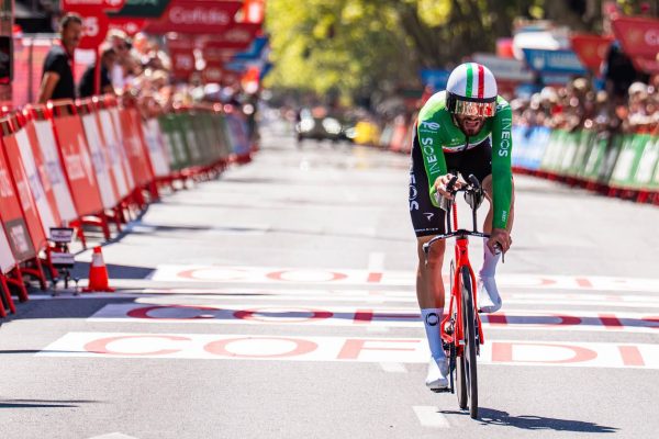 Filippo Ganna vyhral časovku na Vuelte len o necelú sekundu pred Jayom Vineom