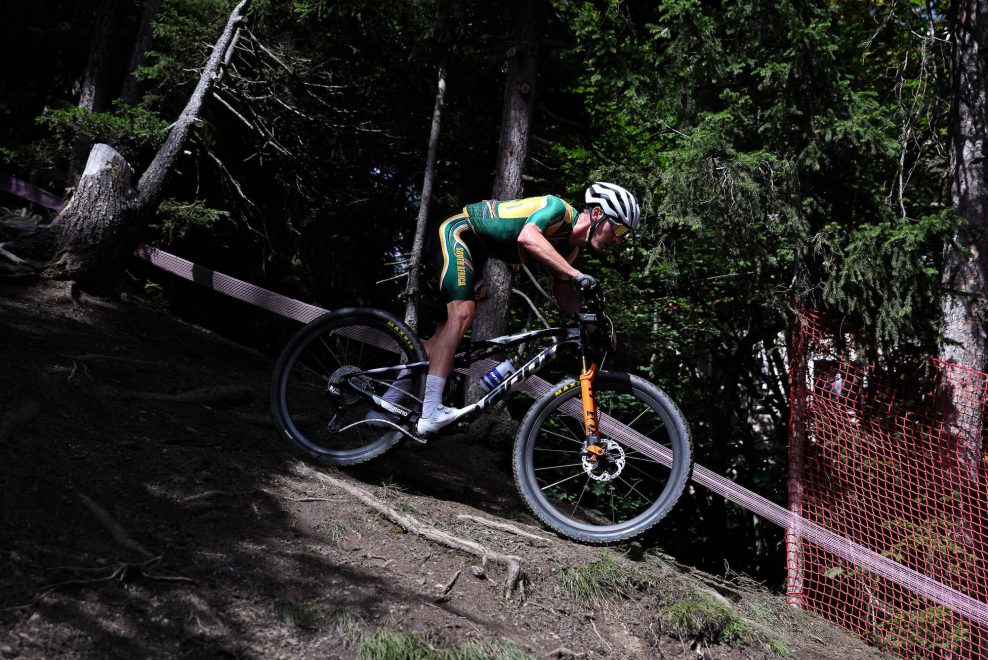 Alan Hatherly po absol&uacute;tne dominantnom v&yacute;kone obh&aacute;jil titul majstra sveta v horskej cyklistike XCO