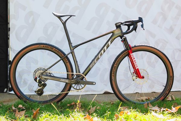 Dangerholm premenil Scott Scale RC SL na jedinečn&yacute; gravel s hmotnosťou len 7,19 kg