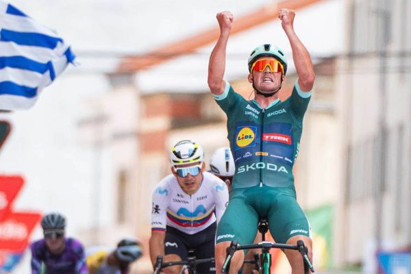 Mads Pedersen sa konečne dočkal víťazstva na Vuelte a v šprinte úniku vyhral pätnástu etapu