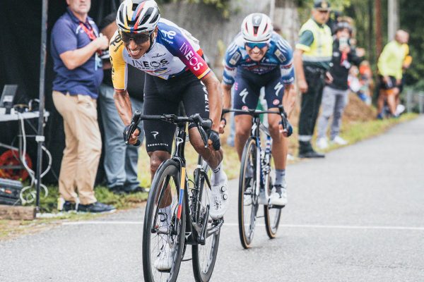 Etapu na Vuelte museli pre ďalšie protesty skrátiť. Egan Bernal vyhral z úniku, v závere porazil Mikela Landu