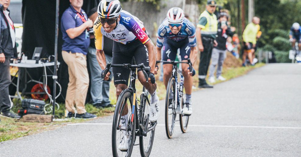 Etapu na Vuelte museli pre ďal&scaron;ie protesty skr&aacute;tiť. Egan Bernal vyhral z &uacute;niku, v z&aacute;vere porazil Mikela Landu