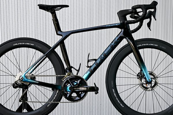 FOTO | Trek Madone SLR 9 v dizajne Shimano x Trek Chroma Dura-Ace stoj&iacute; &scaron;ialen&yacute;ch 15 699 eur