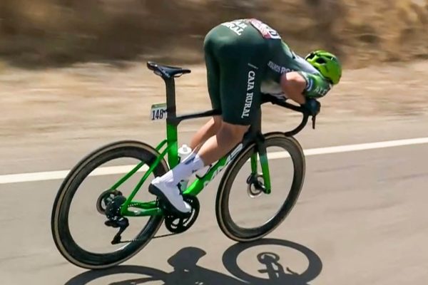 VIDEO | Český cyklista dostal na Vuelte vysokú pokutu za jazdu v bizarnej aero polohe