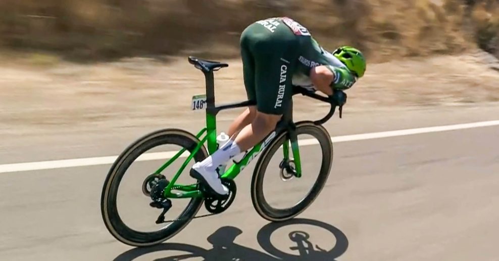 VIDEO | Český cyklista dostal na Vuelte vysokú pokutu za jazdu v bizarnej aero polohe