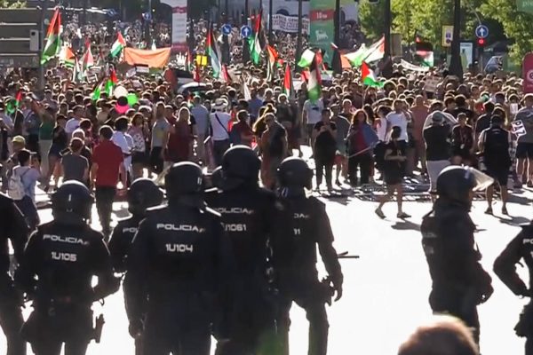 VIDEO ‎| Poslednú etapu Vuelty zrušili pre masívne protesty v Madride
