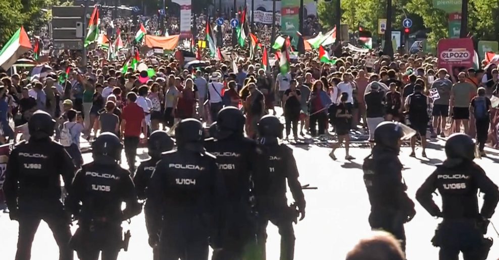 VIDEO &lrm;| Posledn&uacute; etapu Vuelty zru&scaron;ili pre mas&iacute;vne protesty v Madride