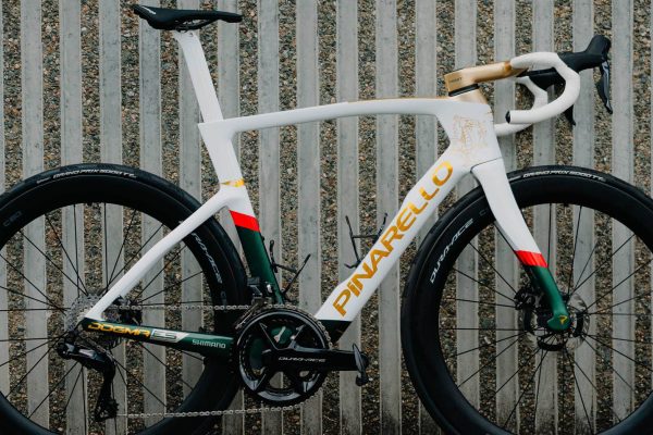 Geraint Thomas dostal pre jeho posledné preteky v kariére bicykel Pinarello Dogma F v špeciálnom dizajne