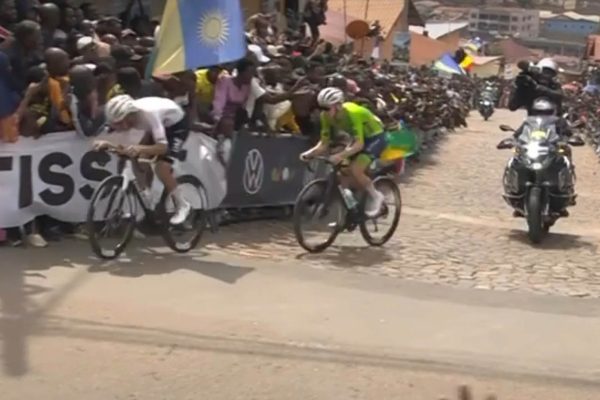 VIDEO ‎| Tadej Pogačar roztrhal pelotón na Mount Kigali a dostal sa do úniku s Isaacom del Torom