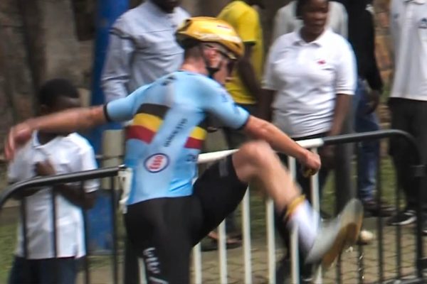 VIDEO ‎| Remco Evenepoel výrazne zaostal po dvoch výmenách bicykla