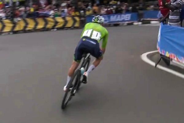Tadej Pogačar sa osamostatnil na čele majstrovstiev sveta v cestnej cyklistike 67 km pred cieľom