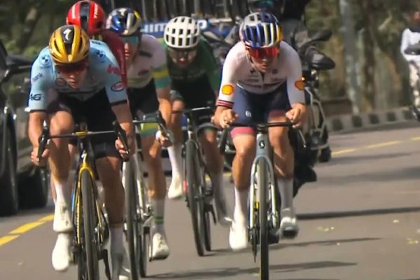 Tadej Pogačar si drží minútový náskok pred skupinou s Evenepoelom a Pidcockom, do cieľa zostáva 50 km