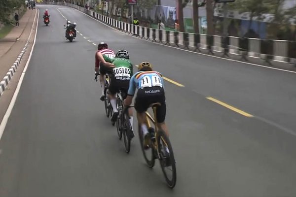 Tadeja Pogačara prenasleduje už len trojica Evenepoel, Healy a Skjelmose, do cieľa zostáva 40 km
