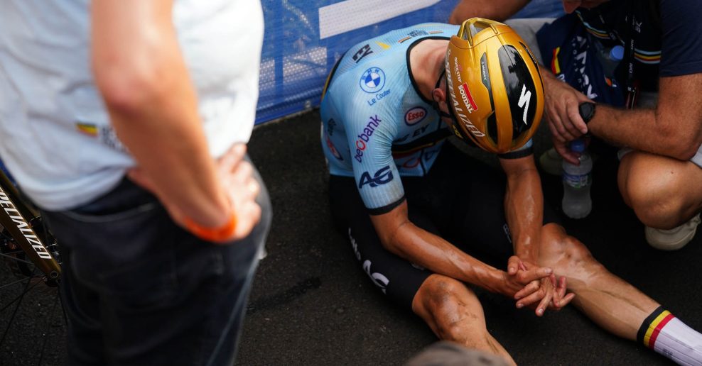 Dve v&yacute;meny bicykla a kŕče v rozhoduj&uacute;com momente. Ako Remco Evenepoel vypadol z boja o druh&yacute; majstrovsk&yacute; titul