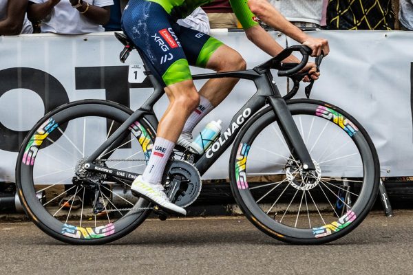 Colnago Y1Rs Tadeja Pogačara na majstrovstvách sveta v Rwande: nové plášte, špeciálne kolesá a surový karbónový finiš