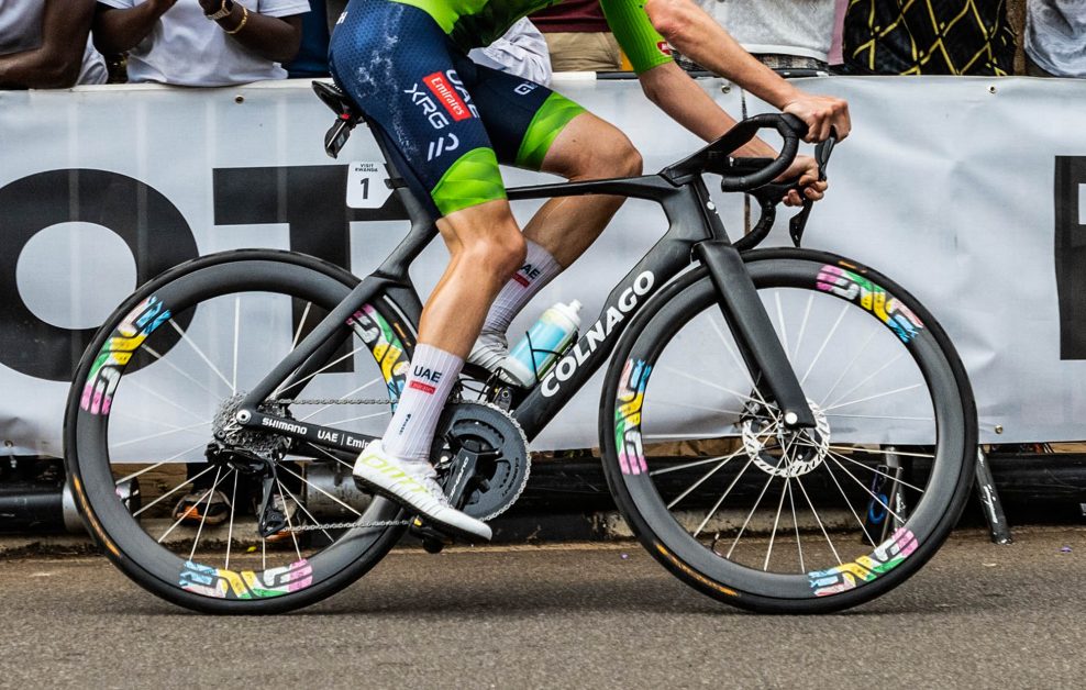Colnago Y1Rs Tadeja Pogačara na majstrovstv&aacute;ch sveta v Rwande: nov&eacute; pl&aacute;&scaron;te, &scaron;peci&aacute;lne koles&aacute; a surov&yacute; karb&oacute;nov&yacute; fini&scaron;