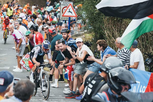 &bdquo;Ohrozovať n&aacute;s nepom&ocirc;že va&scaron;ej veci.&ldquo; Tom Pidcock kritizuje demon&scaron;trantov, ktor&iacute; sp&ocirc;sobili neutraliz&aacute;ciu etapy na Vuelte
