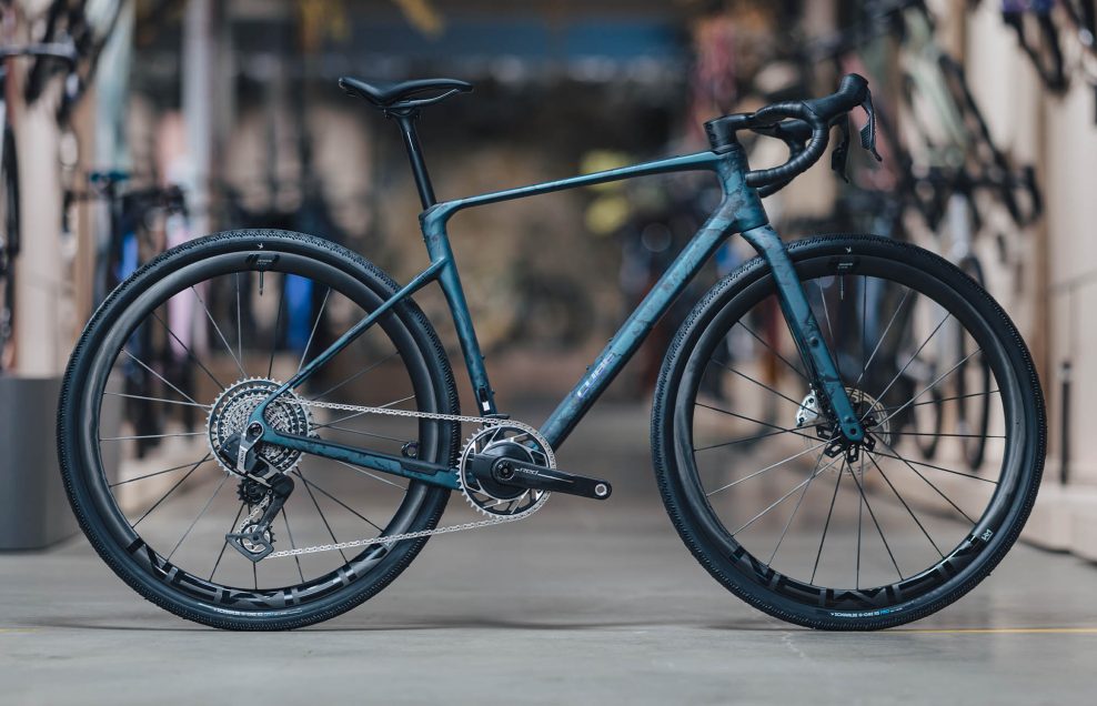 &Scaron;pecifik&aacute;cia, ktor&aacute; by pri tejto cene nemala existovať. Najnov&scaron;&iacute; gravel Cube Nuroad C:62 SLT je neuveriteľne v&yacute;hodn&yacute;