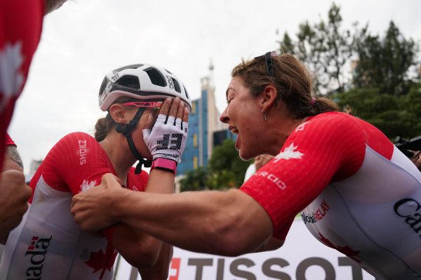 Favoritky sa po sebe obzerali a taktizovali. Magdeleine Vallieres je prvou kanadskou majsterkou sveta v cestnej cyklistike