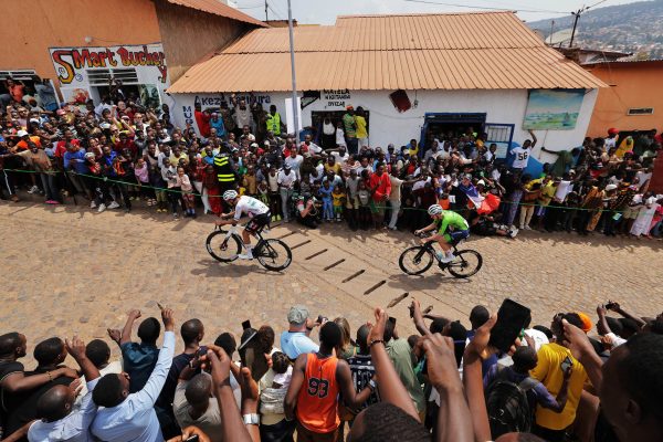 Tadej Pogačar a Isaac del Toro majú náskok necelú minútu pred prenasledovateľmi, do cieľa zostáva 80 km