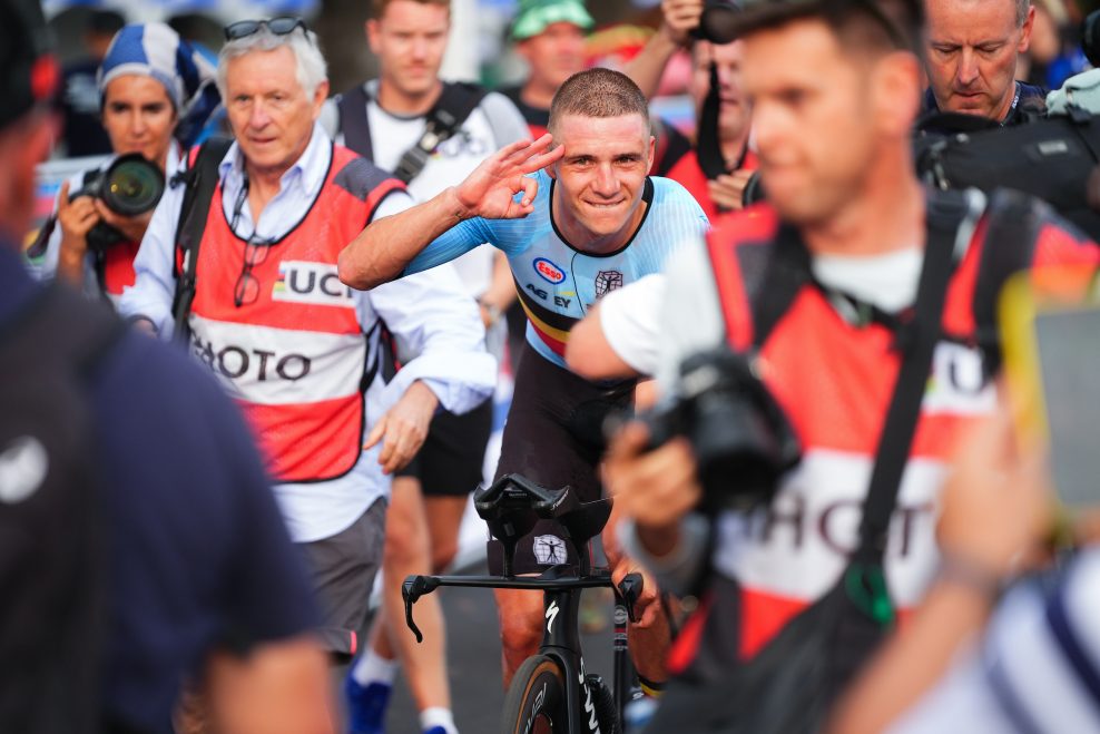 Remco Evenepoel absol&uacute;tne zničil konkurenciu a z&iacute;skal tret&iacute; titul svetov&eacute;ho &scaron;ampi&oacute;na v časovke