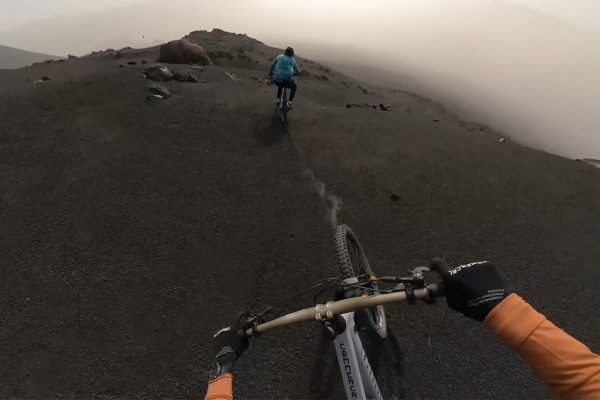  VIDEO | Kilian Bron a Mathieu Ruffray jazdia na sopke Fogo