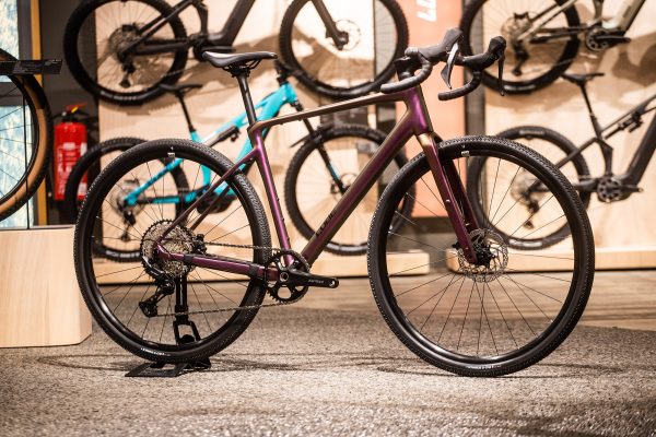 Cube predstavil nový cenovo dostupný Nuroad – hliníkový gravel s karbónovým vzhľadom