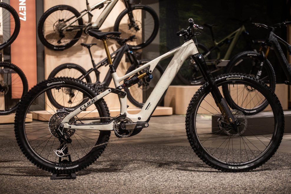 Nov&yacute; enduro e-bike Cube AMS Hybrid 177 s pretek&aacute;rskym motorom v&aacute;ži len 21,7 kg