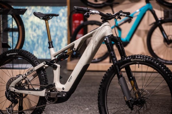  VIDEO | Predstavenie Cube AMS Hybrid 177 C:62 | Karbónový enduro e-bike s plným výkonom a hmotnosťou pod 22 kg