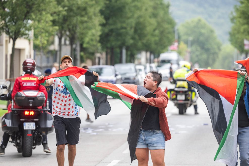 Organiz&aacute;tori propalest&iacute;nskych protestov na Vuelte vysvetľuj&uacute;, prečo nar&uacute;&scaron;aj&uacute; preteky
