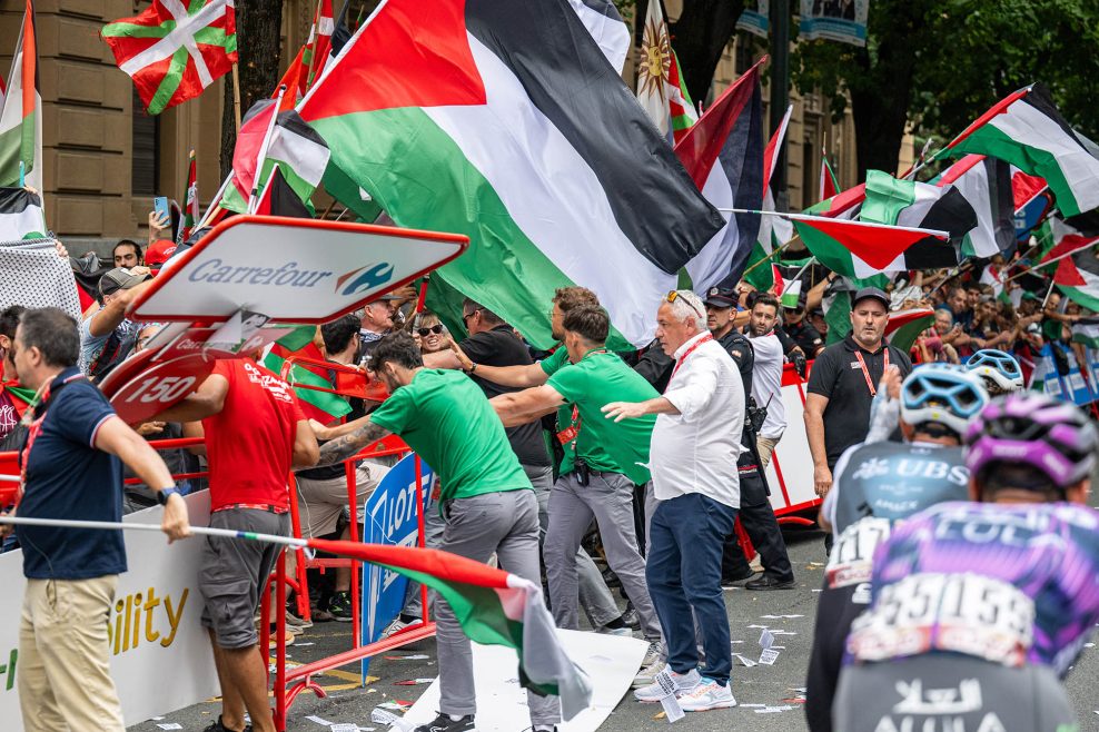 UCI d&ocirc;razne ods&uacute;dila protesty na Vuelte a potvrdila politick&uacute; neutralitu