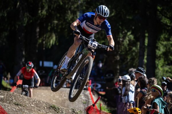Prvé víťazstvo Lucu Martina vo Svetovom pohári XCO prišlo na domácej pôde