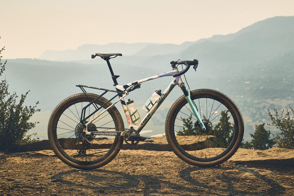 Trek predstavil celoodpružen&yacute; mutant kateg&oacute;ri&iacute; gravel a MTB. &Uacute;plne nov&yacute; model sa vol&aacute; CheckOUT