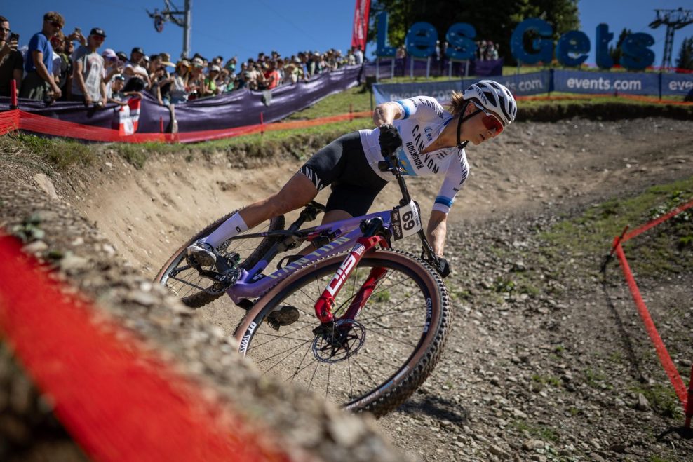 Jenny Rissveds v Les Gets prv&yacute;kr&aacute;t v kari&eacute;re vyhrala obe cross-country discipl&iacute;ny Svetov&eacute;ho poh&aacute;ra
