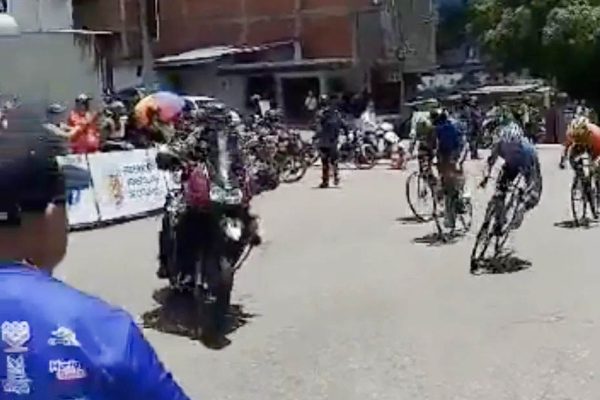 VIDEO ‎| Sprievodná motorka spôsobila hrozivý hromadný pád v šprinte na pretekoch Vuelta a Venezuela