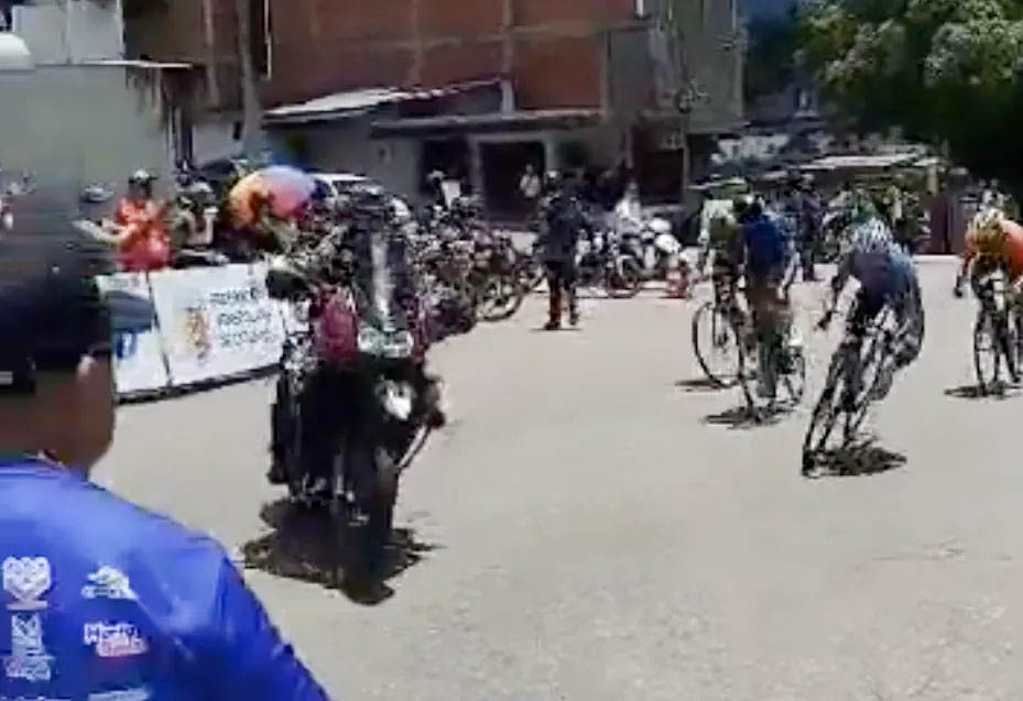 VIDEO ‎| Sprievodná motorka spôsobila hrozivý hromadný pád v šprinte na pretekoch Vuelta a Venezuela