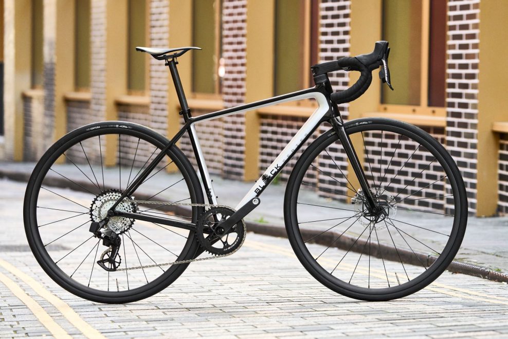 Britsk&aacute; značka predstavila &bdquo;najľah&scaron;&iacute; s&eacute;riovo vyr&aacute;ban&yacute; bicykel na svete&ldquo; s hmotnosťou 5,24 kg a &scaron;ialenou cenou cez 18-tis&iacute;c eur