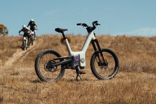 Dcérska spoločnosť automobilky Rivian predstavila futuristický e-bike s generátorom namiesto reťaze