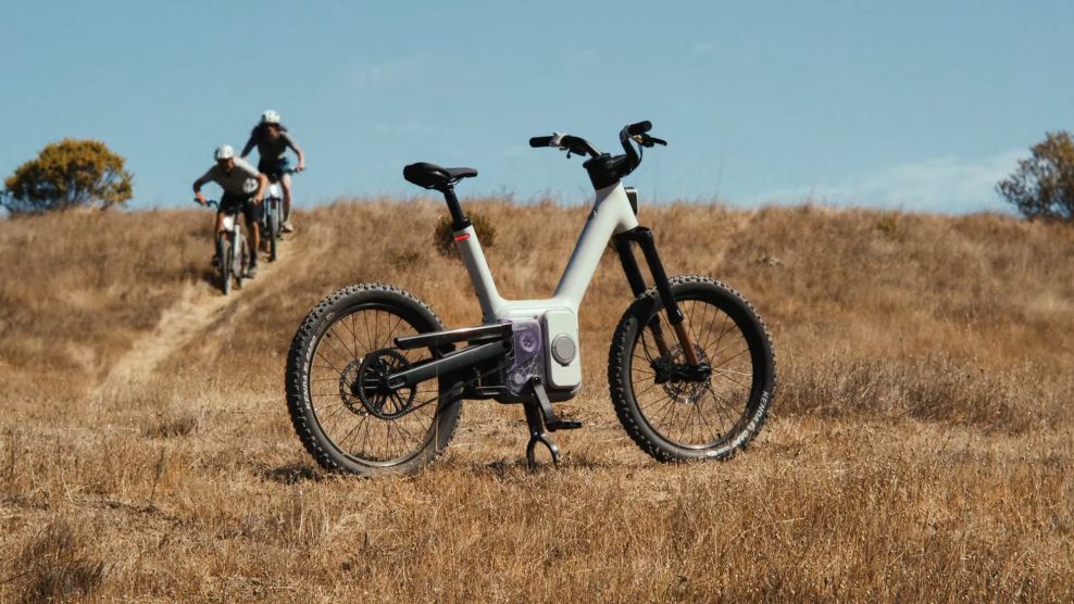 Dc&eacute;rska spoločnosť automobilky Rivian predstavila futuristick&yacute; e-bike s gener&aacute;torom namiesto reťaze