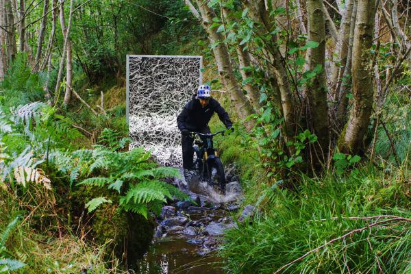 VIDEO | Danny MacAskill testuje nepremokav&eacute; tretry v sci-fi reklame