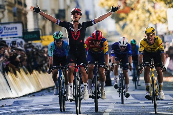 Únik dobehli tesne pred cieľom. Matteo Trentin vyhral Paríž-Tours po tretíkrát, Lukáš Kubiš skončil štrnásty