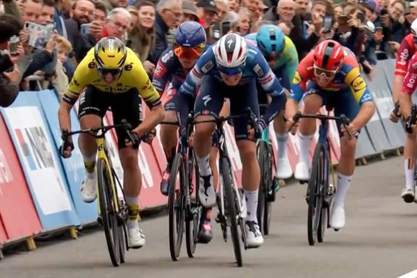 Tim Merlier porazil Olava Kooija v prvej etape Okolo Holandska, Lukáš Kubiš sa do šprintu nezapojil