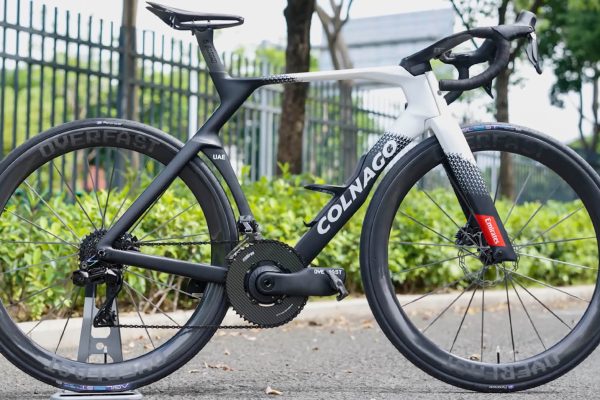 Toto Colnago Y1Rs s č&iacute;nskymi komponentami je o kilo ľah&scaron;ie ako bicykel Tadeja Pogačara