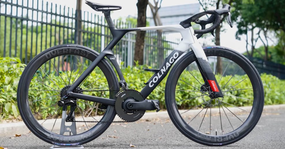 Toto Colnago Y1Rs s č&iacute;nskymi komponentami je o kilo ľah&scaron;ie ako bicykel Tadeja Pogačara