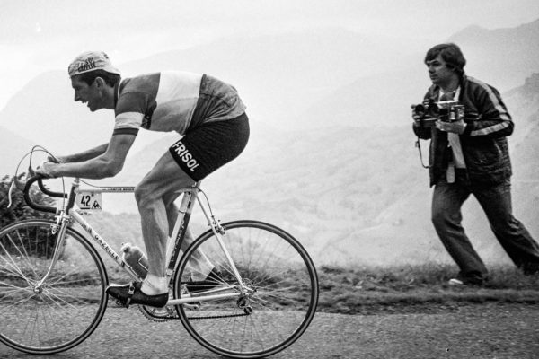 Tour de France fotil z motorky nepretržite 35 rokov. Zomrel legendárny cyklistický fotograf Cor Vos