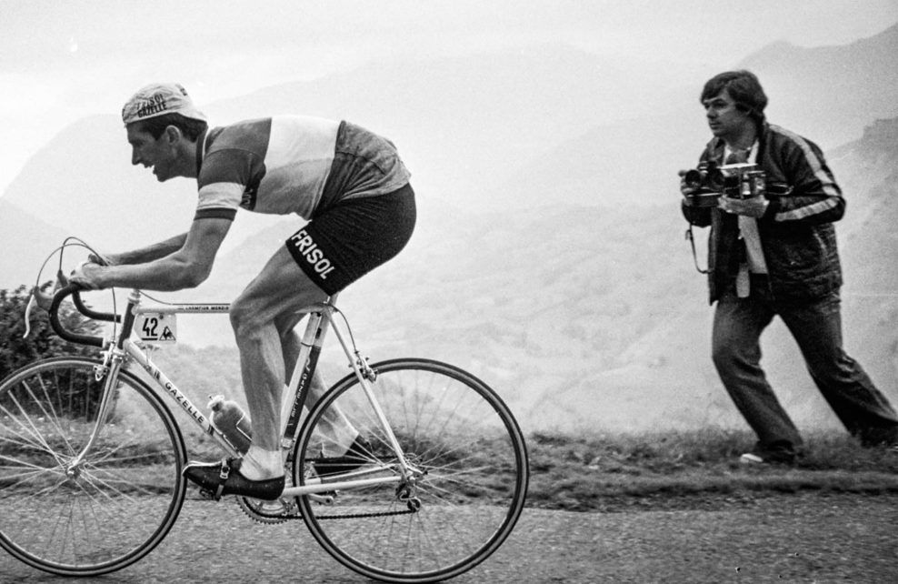 Tour de France fotil z motorky nepretržite 35 rokov. Zomrel legend&aacute;rny cyklistick&yacute; fotograf Cor Vos