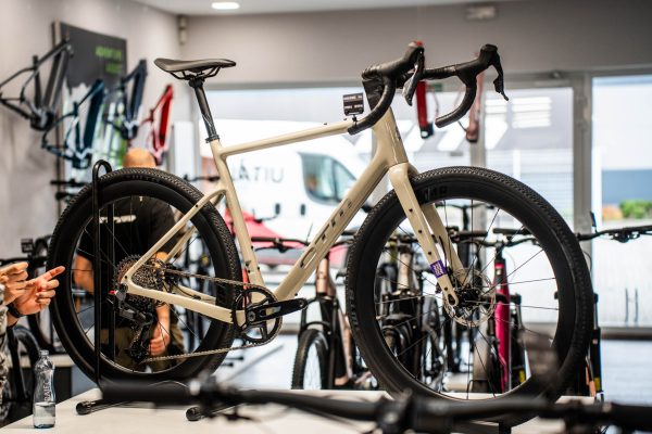 Nový gravelový bicykel CTM Koyuk CR má karbónový rám, obrovský priestor pre široké plášte a výhodnú cenu