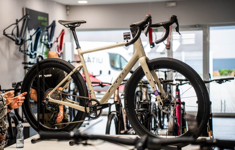 Nov&yacute; gravelov&yacute; bicykel CTM Koyuk CR m&aacute; karb&oacute;nov&yacute; r&aacute;m, obrovsk&yacute; priestor pre &scaron;irok&eacute; pl&aacute;&scaron;te a v&yacute;hodn&uacute; cenu