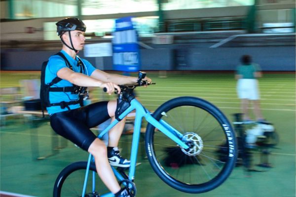 Po zadnom kolese išiel až šesť a pol hodiny. Prešiel 150 kilometrov a vytvoril nový svetový rekord