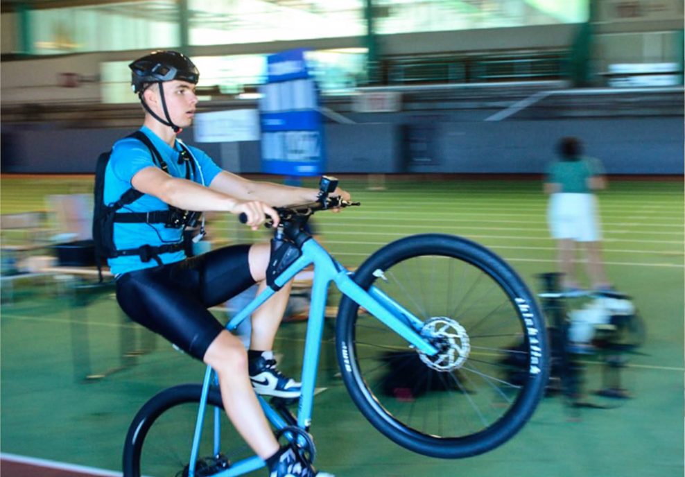 Po zadnom kolese išiel až šesť a pol hodiny. Prešiel 150 kilometrov a vytvoril nový svetový rekord